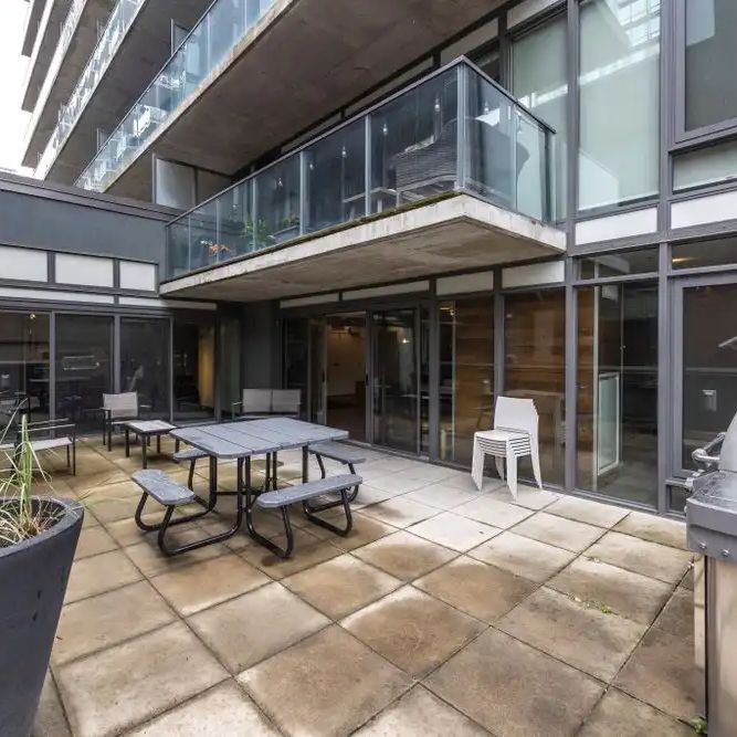 Toronto Furnished Loft Condo for Rent - Sun-Filled 2 Bedroom Suite with CN Tower View in Fashion District - Photo 1