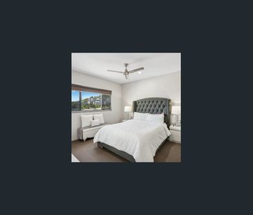 Contemporary city apartment with skyline views - Photo 3