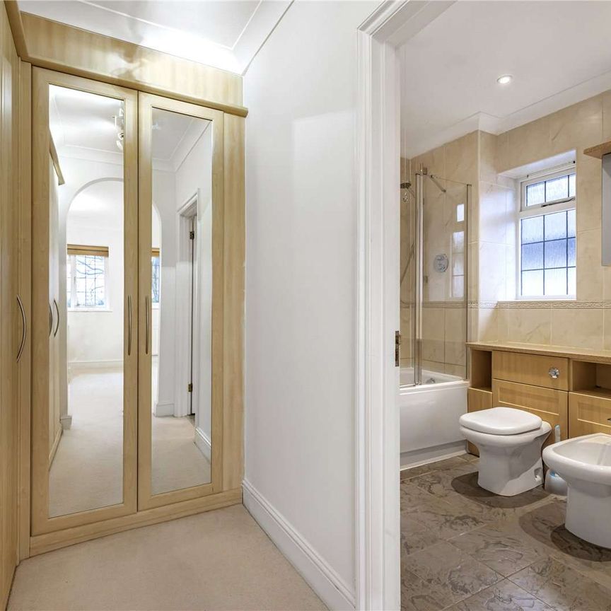 A fantastic detached five bedroom family home set in a gated development with off-street parking. - Photo 1