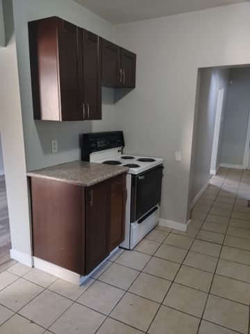 1368 ATHOL 3 BEDROOMS - Photo 2