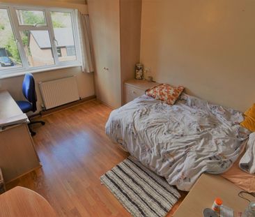 4 bedroom Flat in Grovewood, Leeds - Photo 2