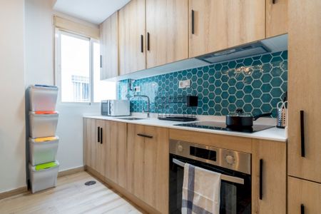 Precious room in Eduardo Marquina street - Photo 3