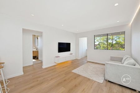 Modern & Renovated 2 Bedroom Top Floor Apartment In Prime Location - Photo 5