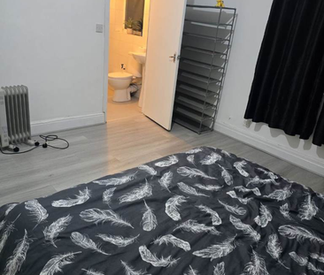 1 bedroom in a house share to rent - Photo 1