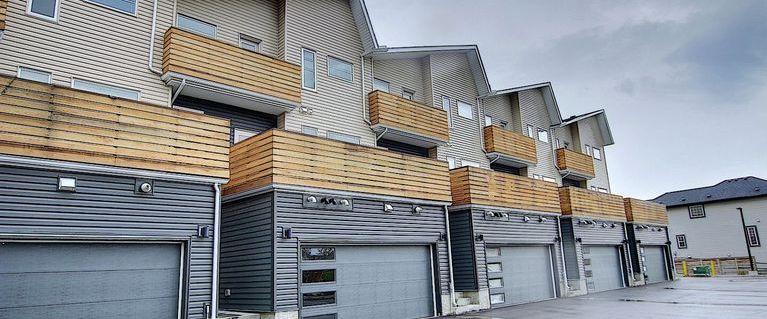 3 Bedrooms, 2.5 Bathrooms, Attached Double Garage, Located between 2 lakes. | 8431 Saddlebrook Drive. NE, Calgary - Photo 1