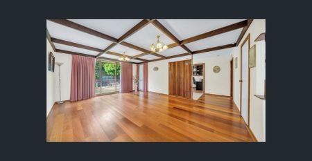 SPACIOUS FAMILY HOME IN PRIME LOCATION – COMFORT, CHARACTER & CONVENIENCE - Photo 2