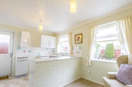 3 bedroom house to rent Halifax Court, Nottingham, NG8 - Photo 4