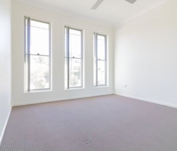 Modern 4 Bedroom Home In Quiet Location - Photo 2