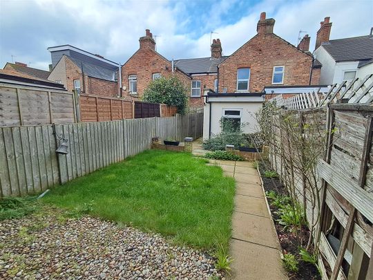 2 bed terraced house to rent in Greatham Road, Bushey, WD23 - Photo 1