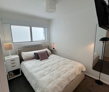 Modern 2-bedroom Apartment - Heart of Eden Terrace - Photo 3