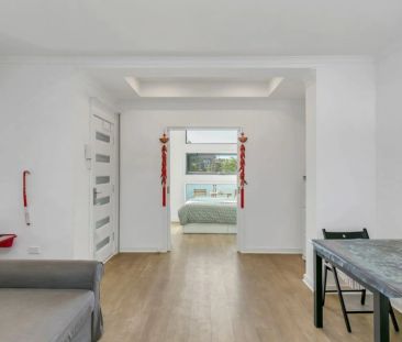 FURNISHED APARTMENT , SENSATIONAL LIVING IN ENVIABLE LOCATION! - Photo 3