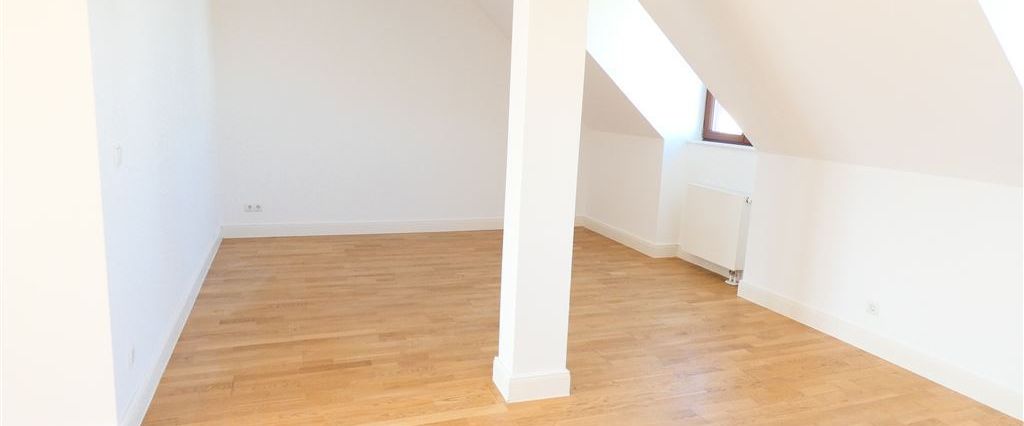 Zentrumsnahe 2-Raum DG Whg. mit Parkett, EBK mögl. Bad m. Wanne, Oberlicht - Foto 1