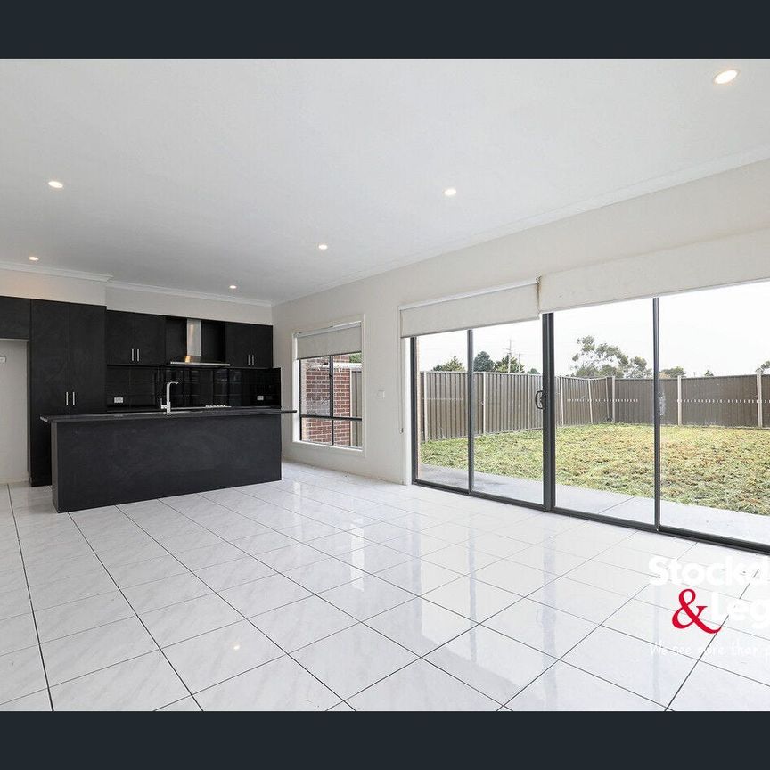 SPACIOUS 3-BEDROOM TOWNHOME IN PRIME LOCATION - Photo 1