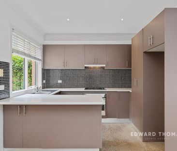 Fresh, Stylish Living in a Convenient Kensington Setting - Photo 3