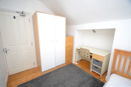 References Pending - 6 bed Detached House - Photo 4