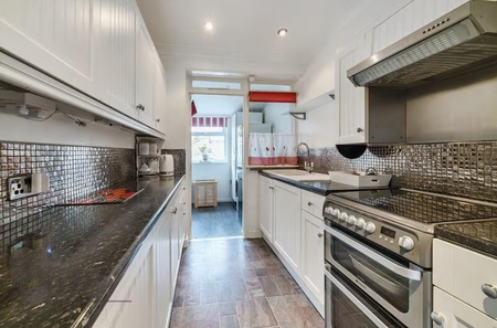 1 bedroom in a house share to rent - Photo 2