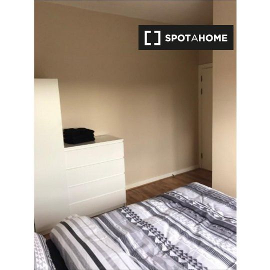 Spacious room in 3-bedroom apartment, Blanchardstown, Dublin - Photo 1