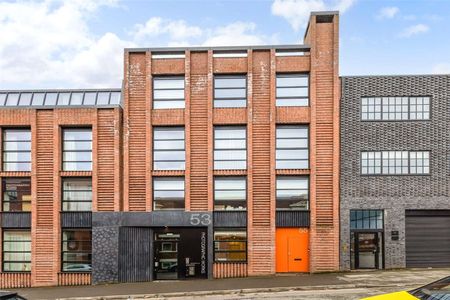 An exceptional three-bedroom home, featuring gated parking, found at the heart of the Jewellery Quarter. - Photo 3