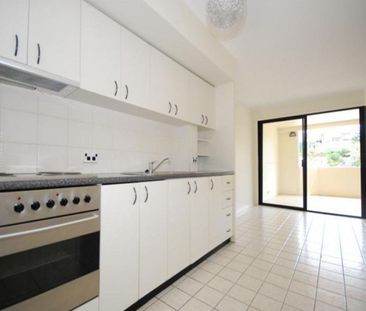 Relaxed Highgate Hill Living In A Quiet, Convenient Location. - Photo 3