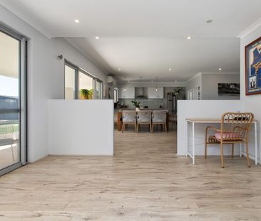 Large family home in the sought-after Halls Head area of Seascapes - Photo 6