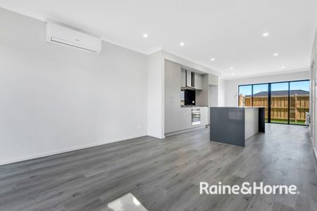 Low maintenance & Location - Photo 3