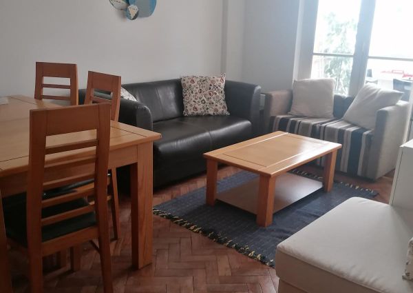 Partilho apartamento com jovem profissional ou estudante