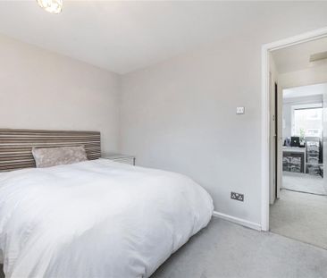 2 bedroom house in London - Photo 4