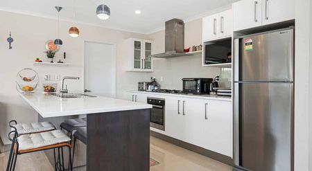 Stylish 4BR Family Haven - Grenada Village - Photo 3