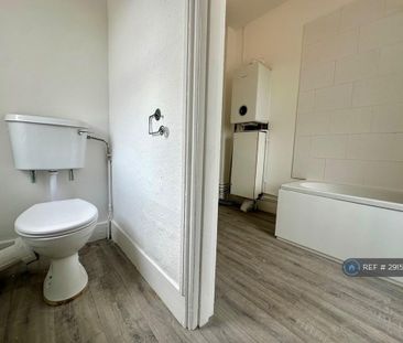 3 bedroom flat to rent - Photo 4