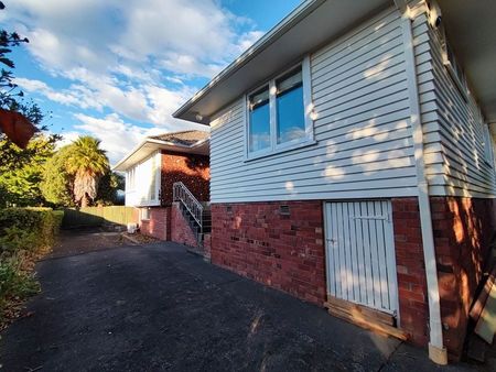 Glenfield 3-Bedroom House – Double Westlake zone - Photo 2