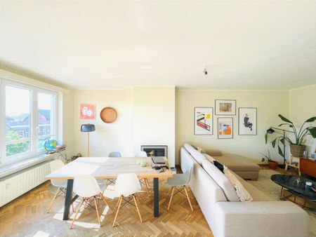 Prachtig vernieuwd appartement met terrasje op enkele stappen van het St-Pietersstation - Foto 3