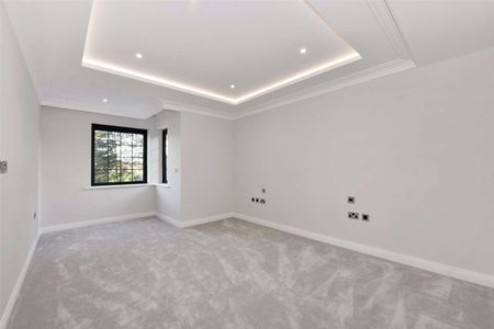 A luxury apartment located on one of Beaconsfield's premier roads within easy reach of Beaconsfield New Town and station - Photo 4