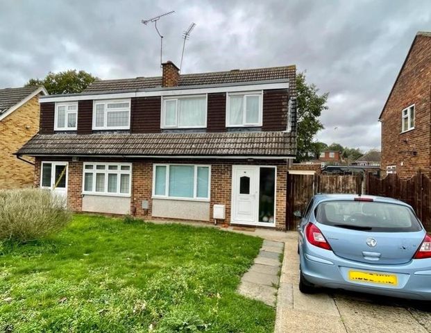 4 bedroom semi-detached house to rent - Photo 1