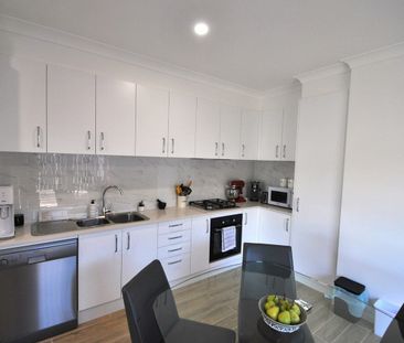 Well Appointed Flat in Great Bayswood Location - Photo 3