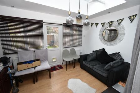 4 bedroom terraced house to rent - Photo 2