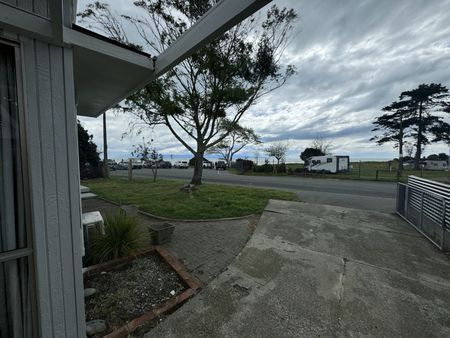 Fully Redeocated Beach House with rear views over ... - Photo 3