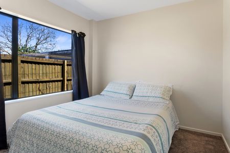 3 bedroom home in St Albans double garage - Photo 4