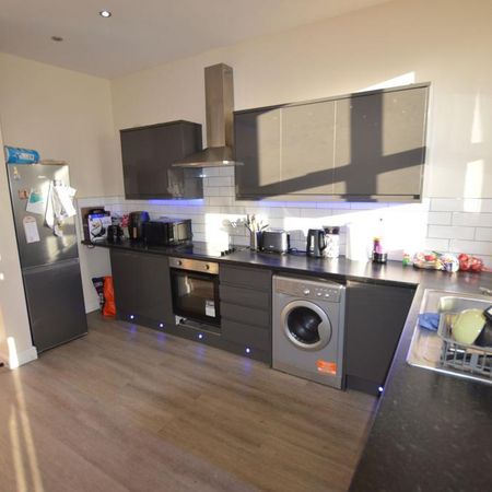 4 bedroom flat to rent - Photo 4