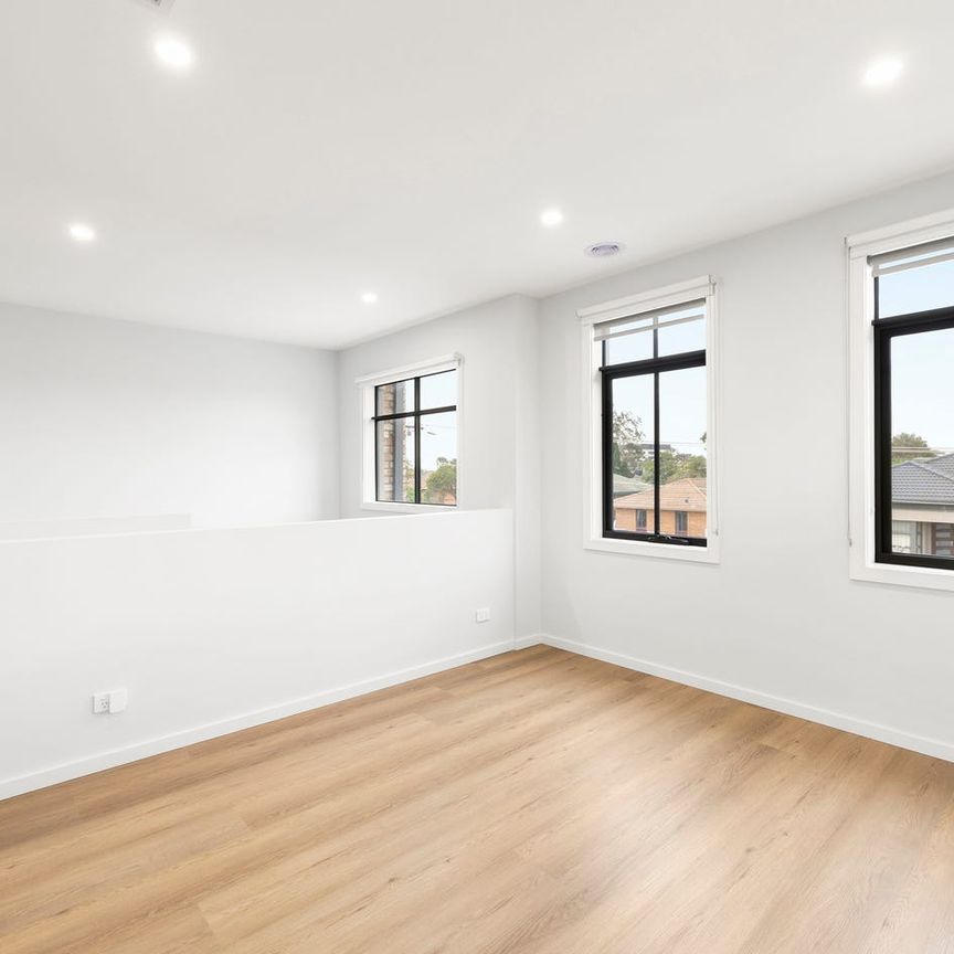 MODERN DOUBLE-STOREY FAMILY HOME IN A PRIME LOCATION - Photo 1