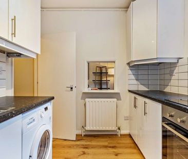 Three Bedroom Flat to rent in London - Photo 4