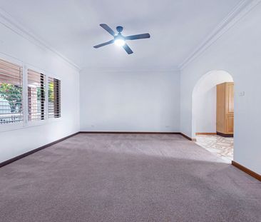 SPACIOUS 4 BEDROOM 3 BATHROOM FAMILY HOME WITH SCENIC VEIWS - Photo 4