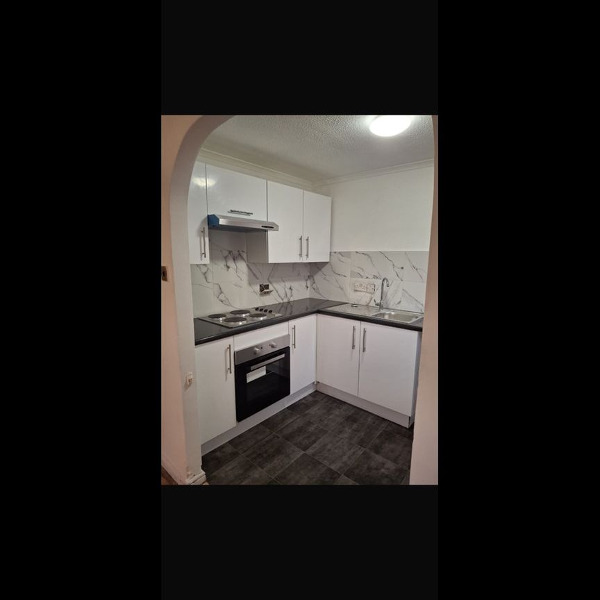 2 Bed Flat, Larkspur Gardens, LU4 - Photo 2
