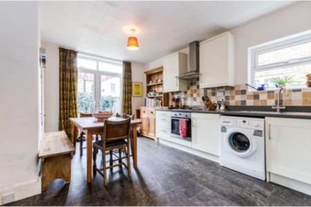 Price £2,800 pcm - Available Now - Part Furnished - Photo 4