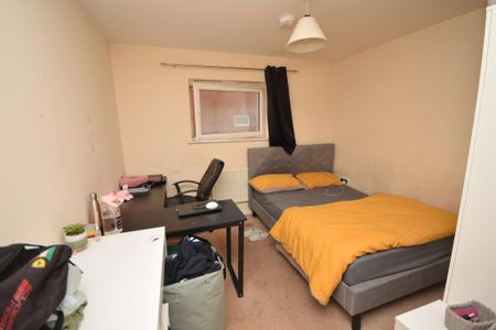 3 bedroom flat to rent - Photo 3