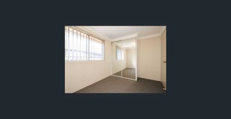 THREE BEDROOM TOWNHOUSE! - Photo 2