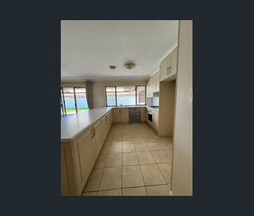 GREAT LOCATION FOR EXECUTIVE FAMILY LIVING - Photo 6