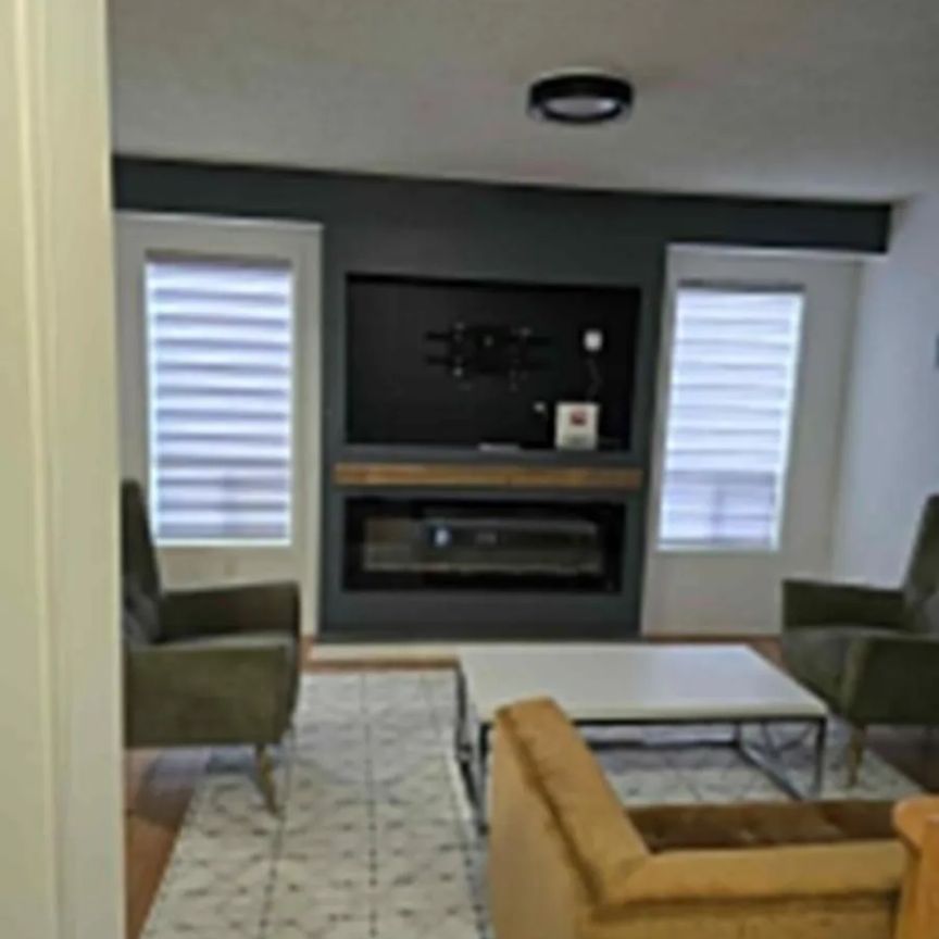 10 BROOKING STREET W - Photo 1