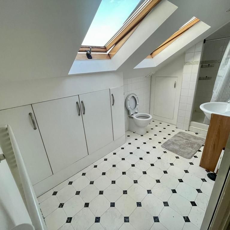 1 bedroom in a house share to rent - Photo 1