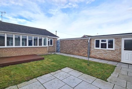 2 bedroom semi-detached bungalow to rent - Photo 3