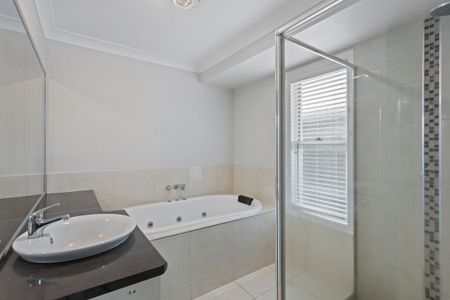 Absolutely Stunning 5brm Home - Photo 4